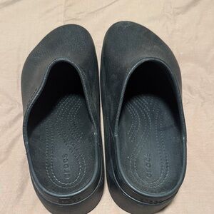 CROCS Classic Black Clogs